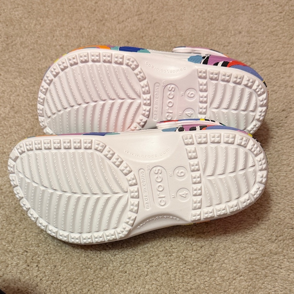 CROCS M4/6 Multicolor Graphic Clogs - Picture 7 of 7